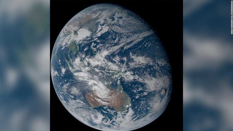 静止気象衛星「ひまわり８号」から撮影された地球。画像右下部に噴煙が捉えられている/Simon Proud/STFC RAL Space/NCEO/JMA
