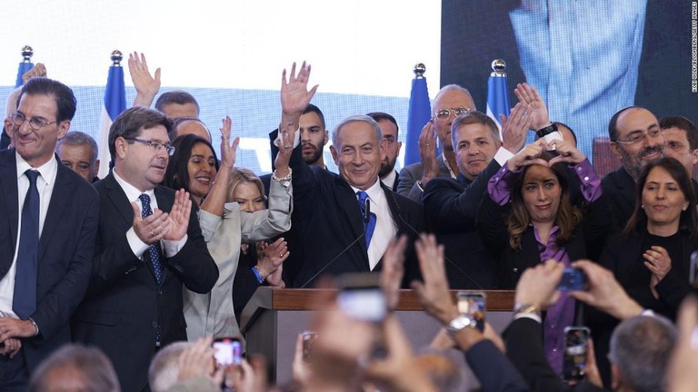 支援者らに手をあげて応えるネタニヤフ元首相＝２日、エルサレム/Kobi Wolf/Bloomberg/Getty Images