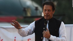 パキスタン前首相、足撃たれ負傷　暗殺未遂か