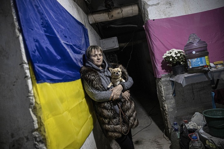 自宅の地下に避難し犬を抱きかかえる女性＝１日、ウクライナ・ザポリージャ州
/Metin Aktas/Anadolu Agency/Getty Images