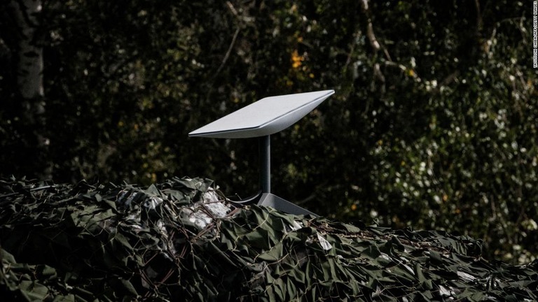 マスク氏が提供した小型衛星端末スターリンクのアンテナ/Yasuyoshi Chiba/AFP/Getty Images
