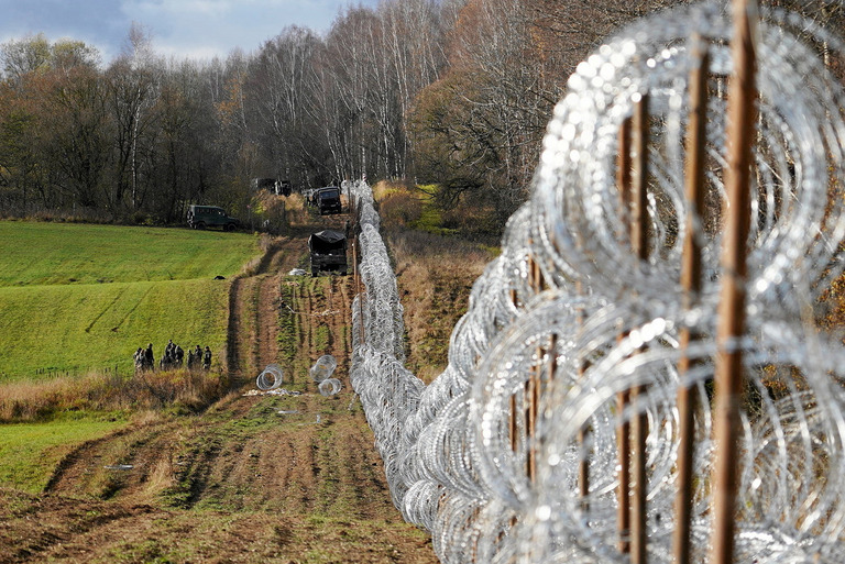 カリーニングラード州との国境に有刺鉄線のフェンスを設置するポーランド軍の兵士/Arkadiusz Stankiewicz/Agencja Wyborcza.pl/Reuters