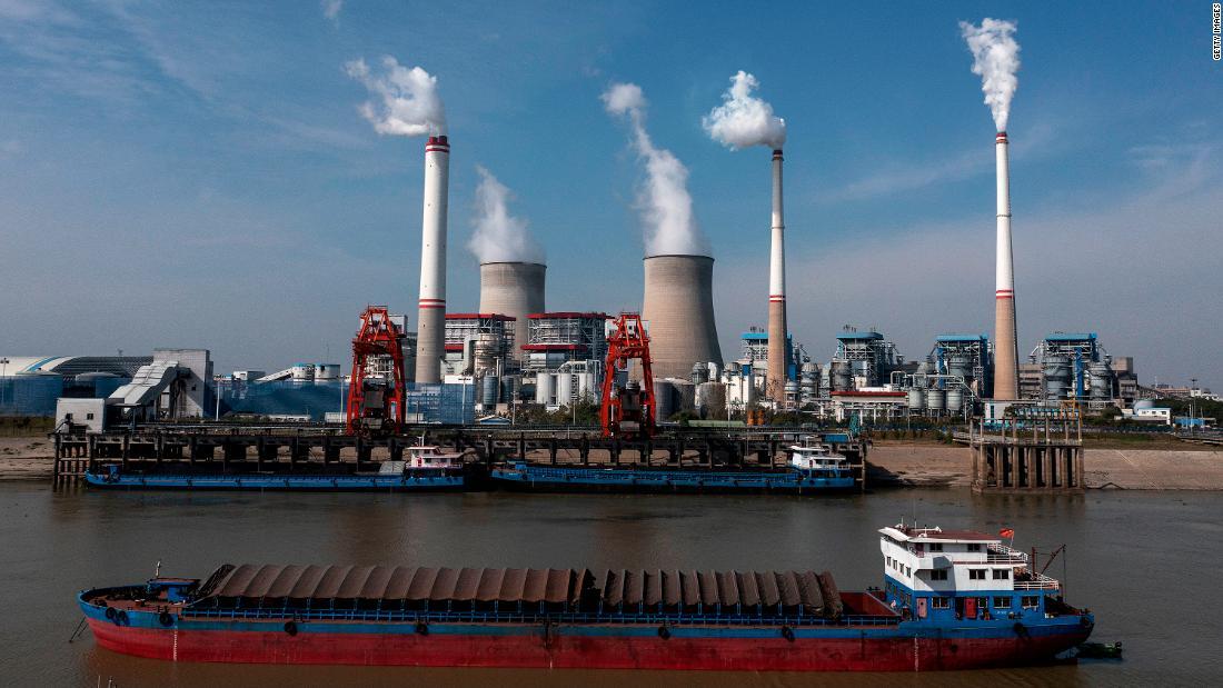 石炭火力発電所前で石炭を運ぶ船＝２０２１年１１月、湖北省漢川市/Getty Images