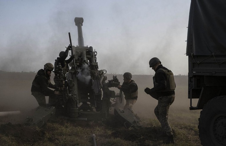 ロシア軍に向かって発砲するウクライナ軍の砲兵部隊＝５日、ウクライナ南部ヘルソン州/Metin Aktas/Anadolu Agency/Getty Images
