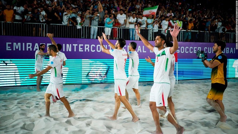 ブラジル戦の勝利を祝うイランの選手たち/Manuel Queimadelos/Quality Sport Images/Getty Images