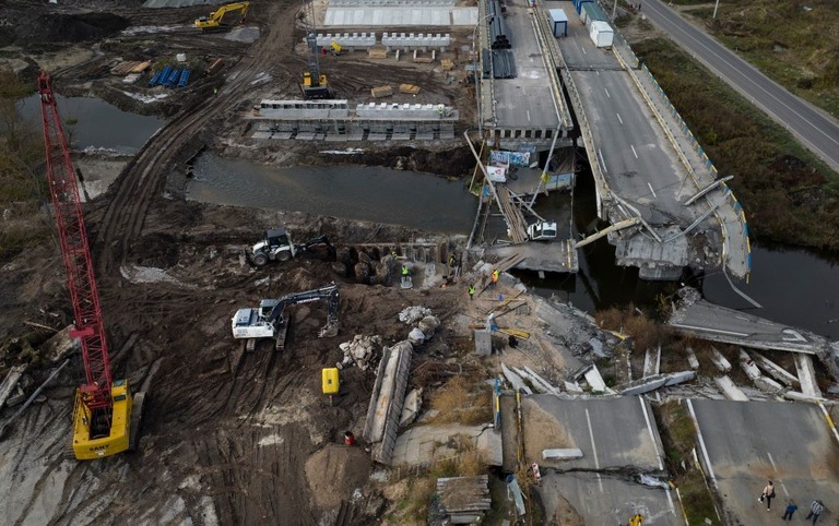 ロシア軍の進軍を食い止めるために破壊された橋の再建工事が始まった/Paula Bronstein/Getty Images