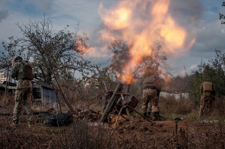 ウクライナ軍が前線で迫撃砲を撃つ様子＝６日、ドネツク州バフムート付近/Iryna Rybakova/Ukrainian Armed Forces/Reuters