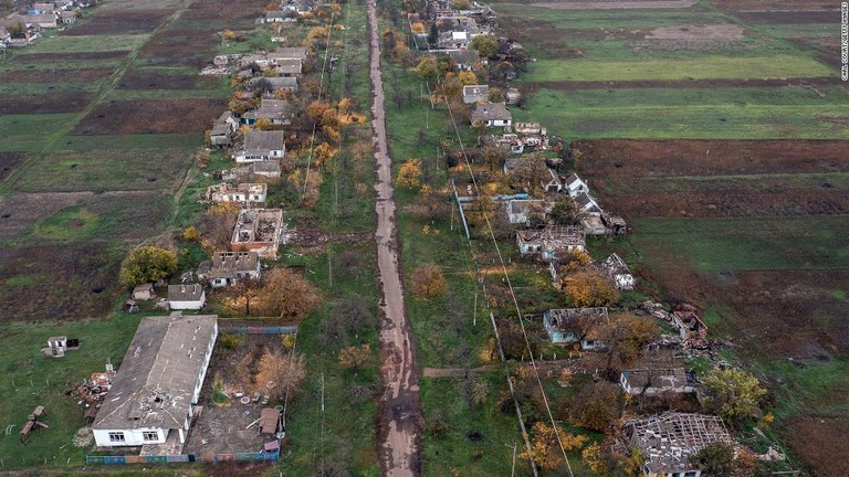 戦闘により被害を受けた建物＝１０月３０日、ウクライナ南部ヘルソン州/Carl Court/Getty Images