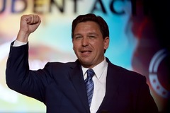 米フロリダ州知事選、デサンティス氏が再選確実　次は大統領選が視野か