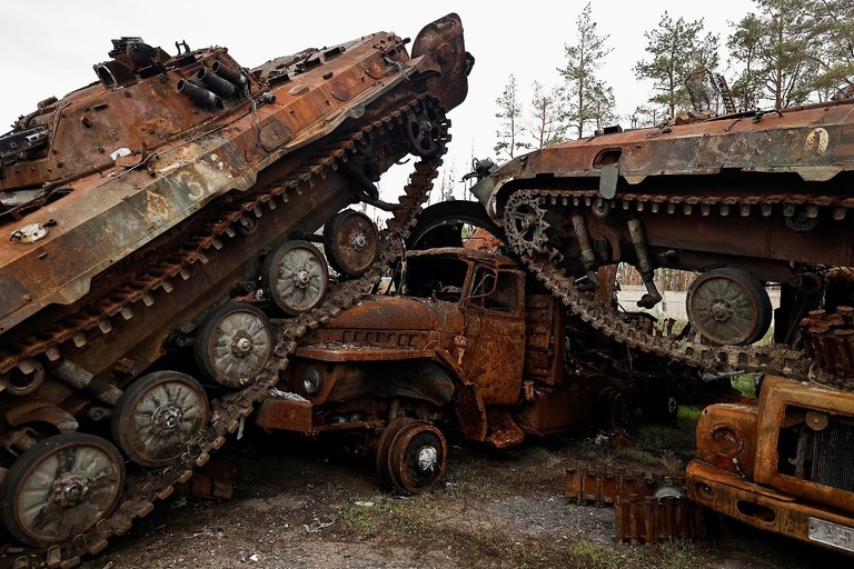 破壊されたロシア軍の戦車や装甲車両。解放されたウクライナ・リマンで見つかった＝１０月５日/Zohra Bensemra/Reuters
