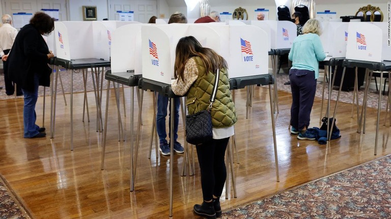 米中間選挙は上院での過半数獲得をかけて民主、共和両党が接戦を演じている/Chip Somodevilla/Getty Images 