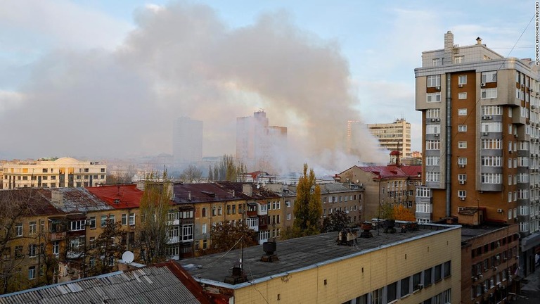 鉄道当局の建物の近くで上がる煙＝７日、ウクライナ・ドネツク州/Alexander Ermochenko/Reuters