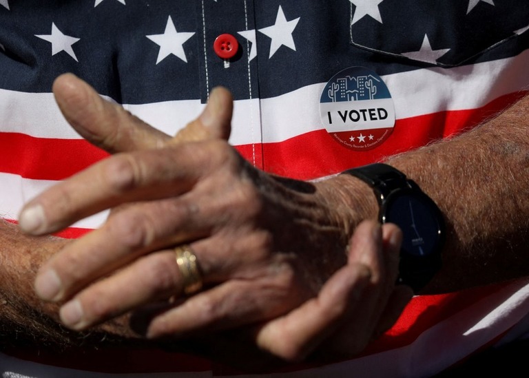 アリゾナ州ウィッケンバーグで投票時に問題があったと不満を口にする男性＝８日撮影/Jim Urquhart/Reuters