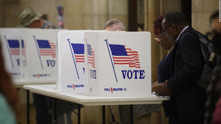 郵送投票用紙に記入する有権者＝３日、米ペンシルバニア州ピッツバーグ/Jeff Swensen/Getty Images