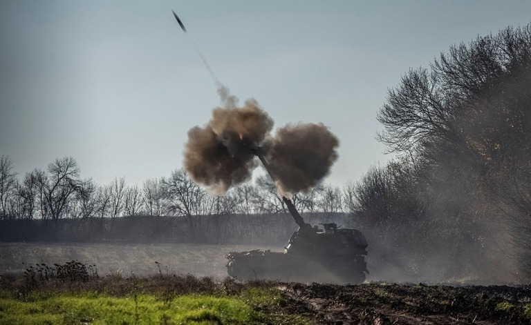 榴弾(りゆうだん)砲をロシアの陣地に向けて撃つウクライナ軍＝８日、ドネツク州
/Oleksandr Ratushniak/Reuters