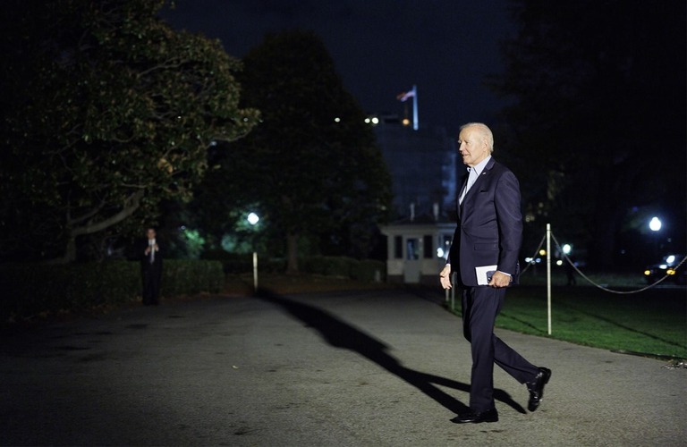 バイデン米大統領＝６日、米ホワイトハウス南側/Ting Shen/Bloomberg/Getty Images