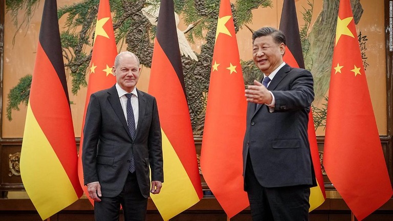 訪中したドイツのショルツ首相（左）を歓迎する中国の習近平（シーチンピン）国家主席＝４日、中国首都北京の人民大会堂/Kay Nietfeld/AFP/Getty Images/File