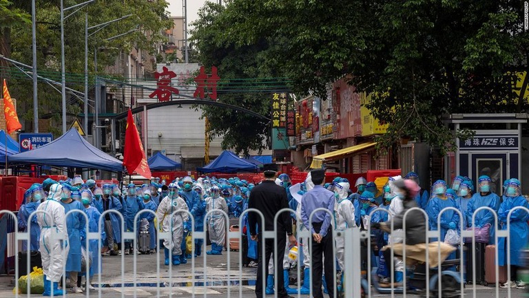 住民を移動させる用意を進める防護服姿の当局者＝５日、広州市/Chinatopix/AP