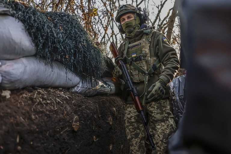 ヘルソン州北部の前線を巡回するウクライナ軍兵士＝７日/Hannibal Hanschke/EPA-EFE/Shutterstock