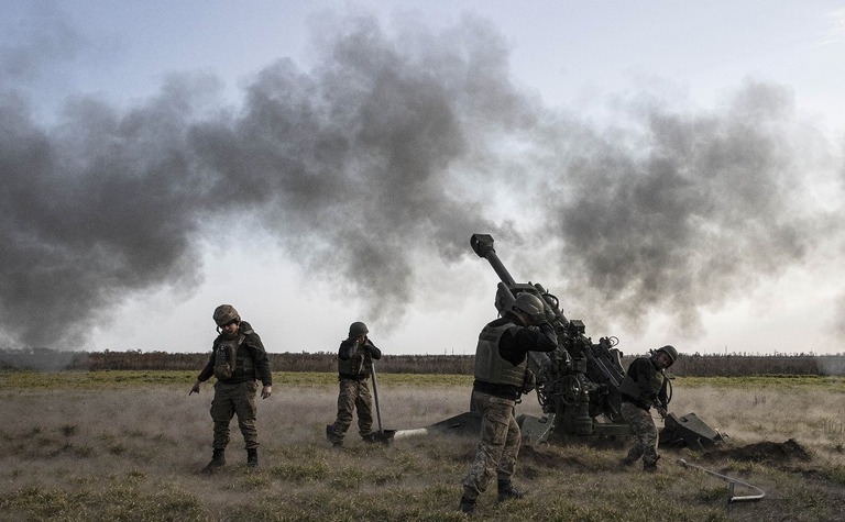 ヘルソン州で榴弾砲を発射するウクライナ軍の兵士/Metin Aktas/Anadolu Agency/Getty Images