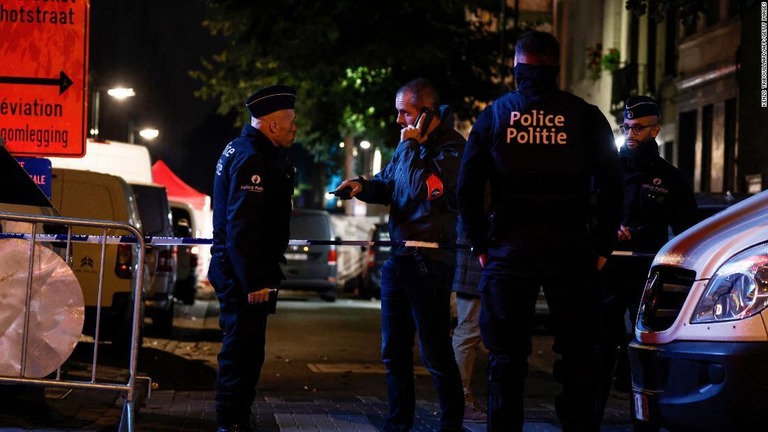 刺傷事件の現場近くで警備にあたる警官＝１０日、ベルギー・ブリュッセル/Kenzo Tribouillard/AFP/Getty Images