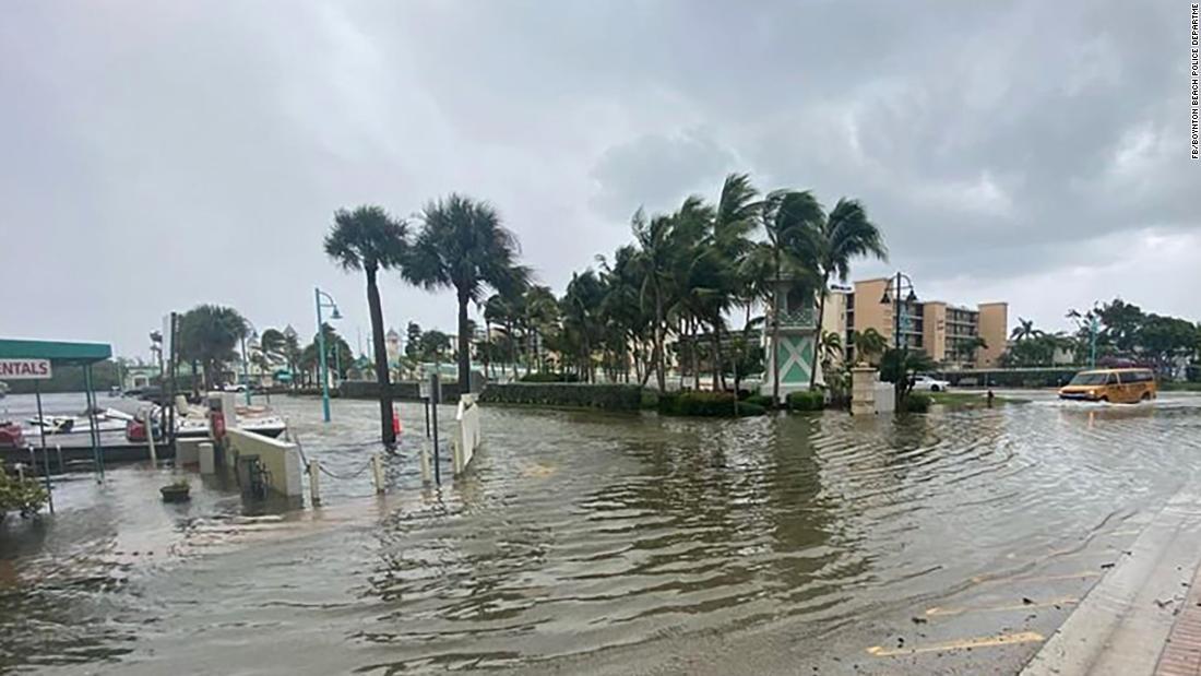 高潮が押し寄せた海岸付近=9日、米フロリダ・イースト・ボイントン・ビーチ/FB/Boynton Beach Police Department