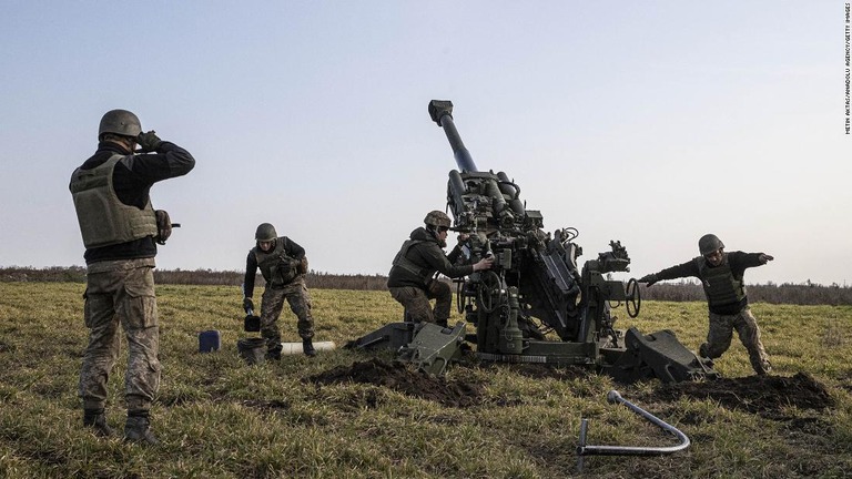 ヘルソン州で榴弾砲を発射するウクライナ軍の兵士/Metin Aktas/Anadolu Agency/Getty Images