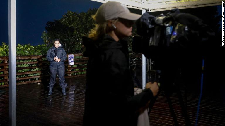 ハリケーン「ニコール」の上陸前に取材を行う報道陣ら/Eva Marie Uzcategui/AFP/Getty Images