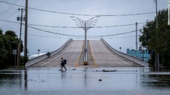 ハリケーン「ニコール」の上陸後、冠水した通りを歩く男性＝１０日、米フロリダ州