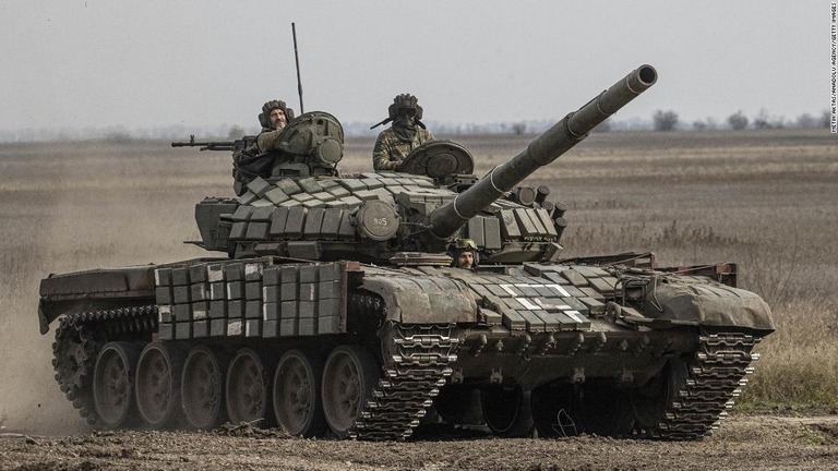 戦車で移動するウクライナ軍兵士＝９日、ウクライナ・ヘルソン州/Metin Aktas/Anadolu Agency/Getty Images