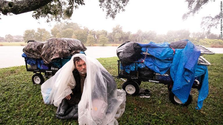 体を濡らさないようにビニールシートで体を覆うホームレスの男性＝米フロリダ州オカラ/Doug Engle/USA Today Network