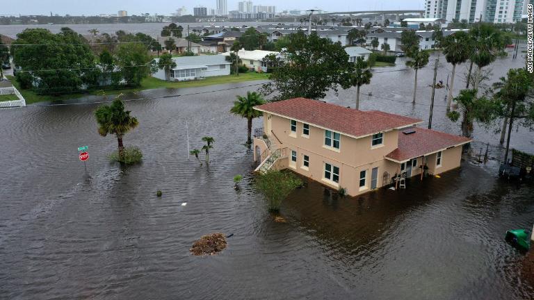 冠水した地域＝１０日、米フロリダ州デイトナビーチ/Joe Raedle/Getty Images