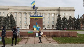 ロシア軍が撤退したヘルソン市の中心部に掲揚されたウクライナ国旗