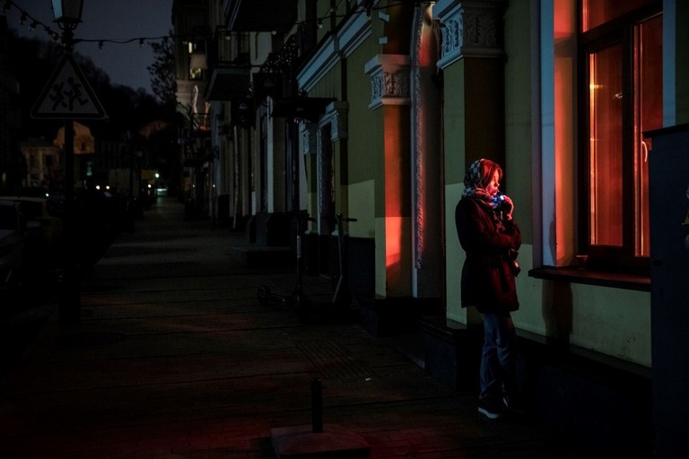 カフェの外に立つ女性＝７日、ウクライナ首都キーウ（キエフ）/Ed Ram/Getty Images