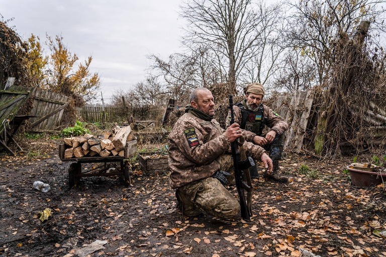 医療用の場所で避難を待つウクライナ兵＝４日、ウクライナ・ルハンスク州