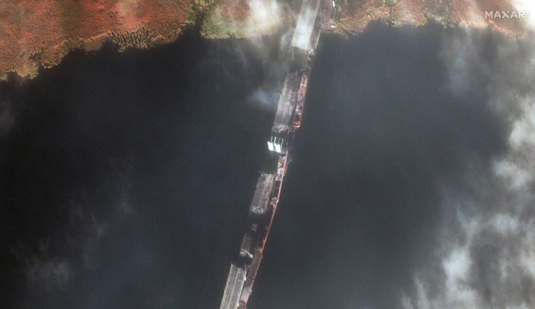 損傷したアントニフスキー橋を捉えた衛星画像/Maxar Technologies