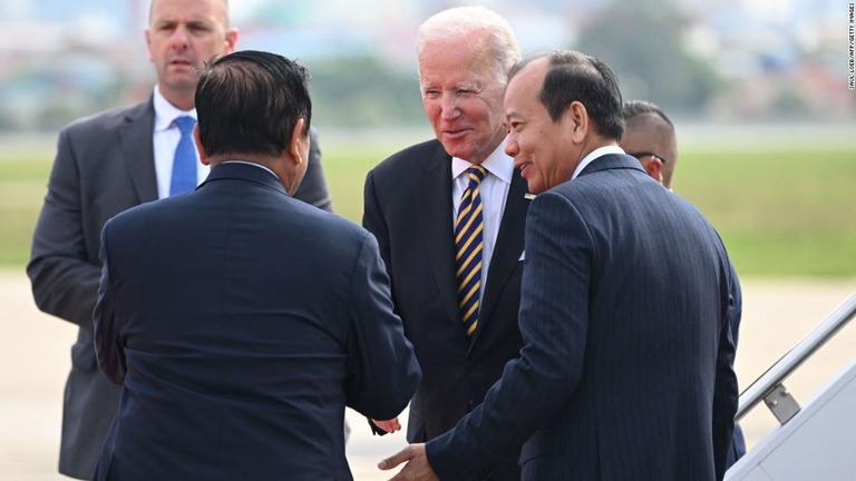 カンボジアの当局者に迎えられるバイデン氏＝１２日、プノンペン国際空港/Saul Loeb/AFP/Getty Images