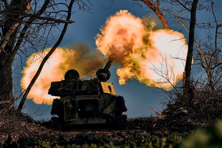 砲弾を発射する自走砲＝９日、ウクライナ・バフムート近郊/LIBKOS/AP