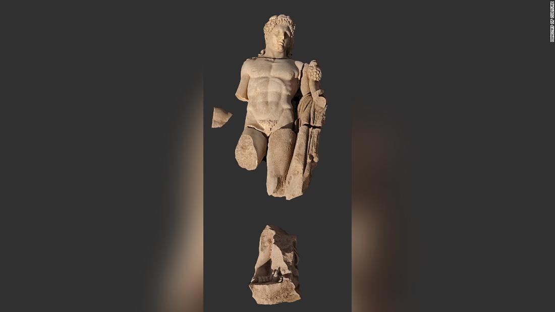 ギリシャで、１８００年以上前に作られた彫像の一部が発見された