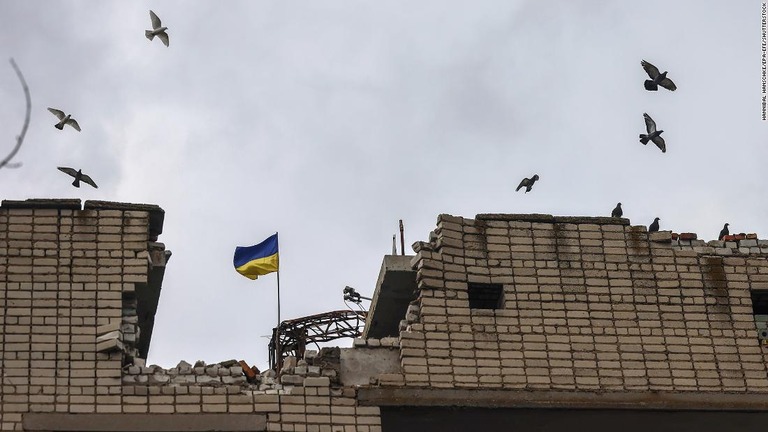 破壊された職業訓練所の建物の屋上に掲揚されているウクライナ国旗＝６日、ウクライナ・ヘルソン州/Hannibal Hanschke/EPA-EFE/Shutterstock