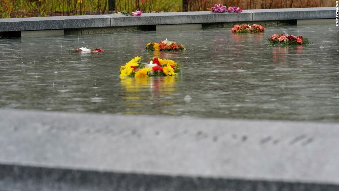 追悼施設には花などを手向けることができる/Bryan Woolston/AP
