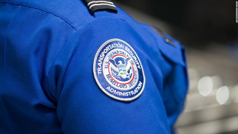 運輸保安庁（ＴＳＡ）の手荷物検査で見逃されたカッターナイフで男が乗客を脅したとして航空便が緊急着陸する出来事があった/Joe Raedle/Getty Images 