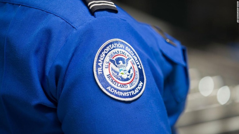 運輸保安庁（ＴＳＡ）の手荷物検査で見逃されたカッターナイフで男が乗客を脅したとして航空便が緊急着陸する出来事があった/Joe Raedle/Getty Images 