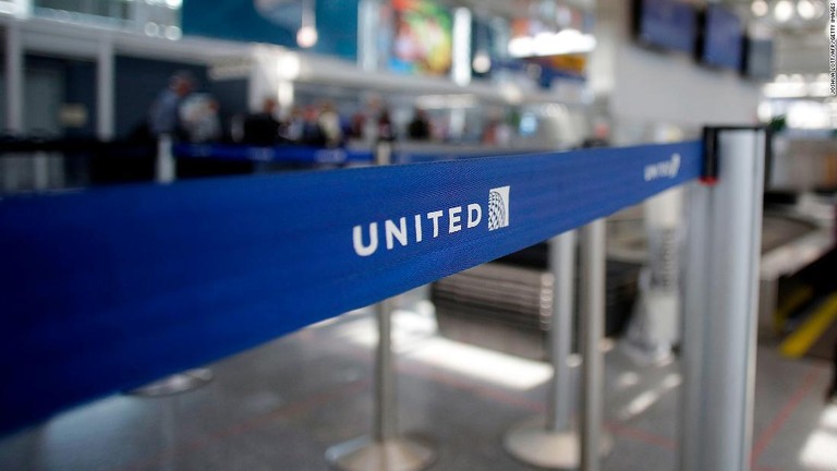 米ユナイテッド航空の旅客機内で乗客が暴れ、乗客乗員３人が病院に搬送された　/Joshua Lott/AFP/Getty Images