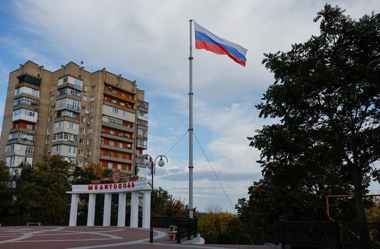 メリトポリ市内で翻るロシア国旗/Alexander Ermochenko/Reuters