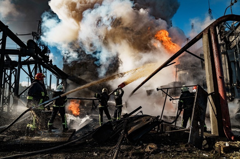 首都キーウ（キエフ）に撃ち込まれたミサイルによる火災に対応する消防隊員/Serhii Mykhalchuk/Global Images Ukraine/Getty Images
