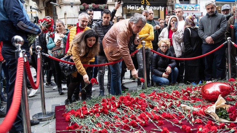 爆発の犠牲者に花をささげる人々＝１４日、イスタンブール
/Burak Kara/Getty Images