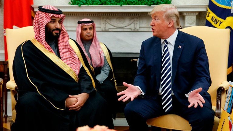 ホワイトハウスでサウジのムハンマド皇太子と会談するトランプ大統領（当時）/Evan Vucci/AP