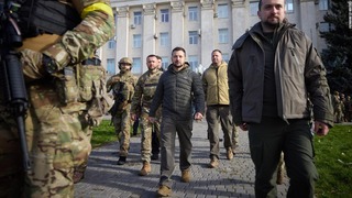 ウクライナのゼレンスキー大統領（中央）が解放されたヘルソン市を電撃訪問した