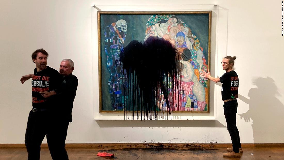 クリムトの絵画「死と生」が、気候問題に抗議する活動家の攻撃を受けた